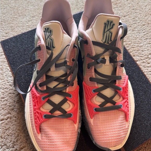 KYRIE 4 LOW PALE CORAL - Picture 2 of 6